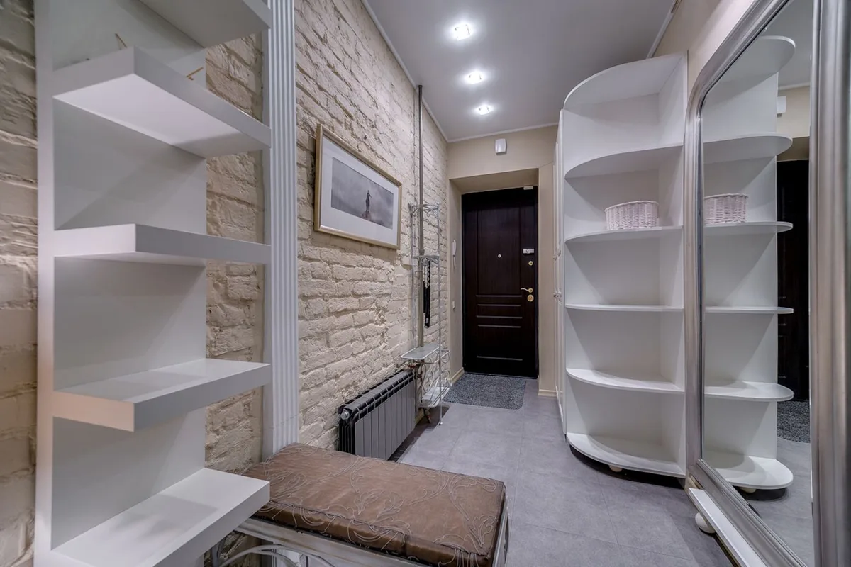 A home entryway with a place to keep everyday belongings